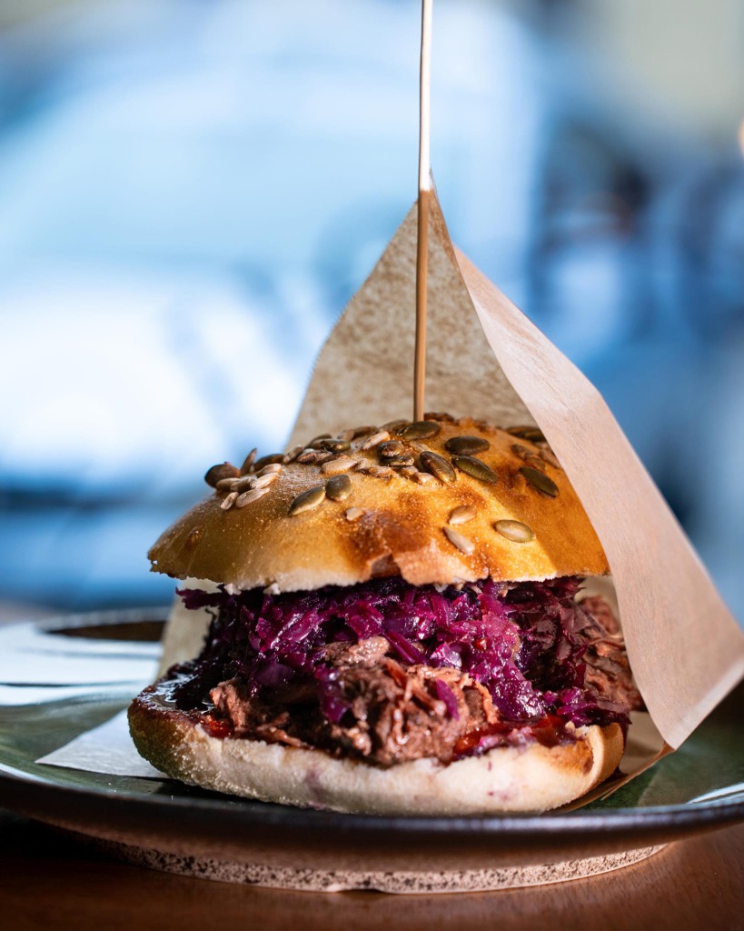 Burger z czerwoną kapustą Bistro Bravo