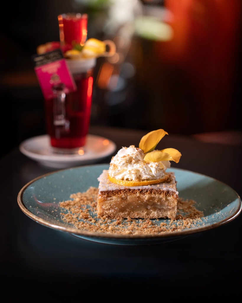 Szarlotka z bitą śmietaną Bistro Bravo