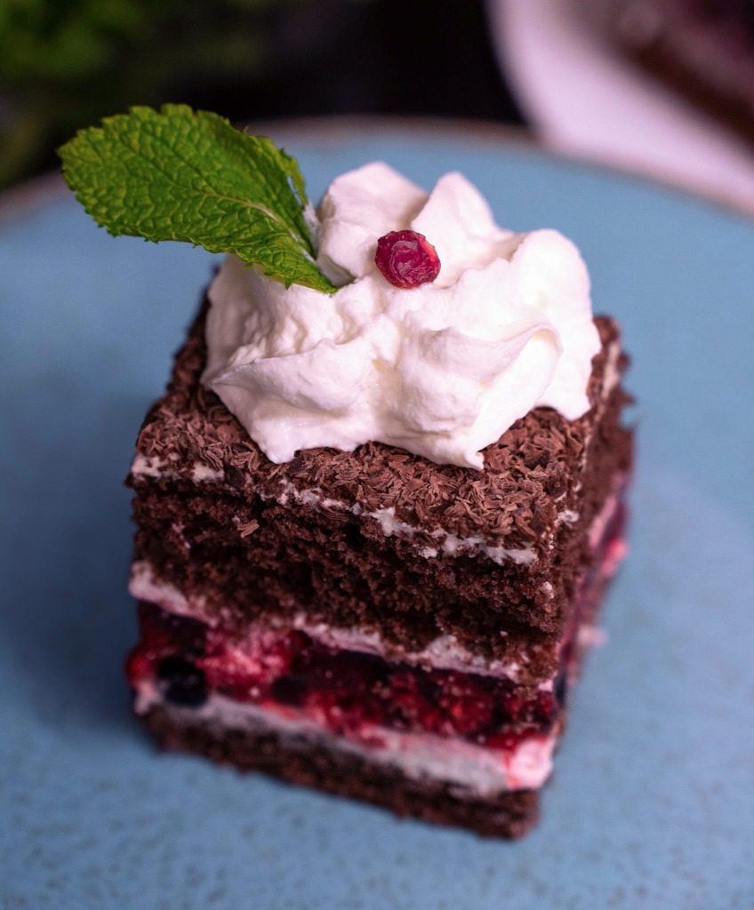 Tort czekoladowy z owocami Bistro Bravo