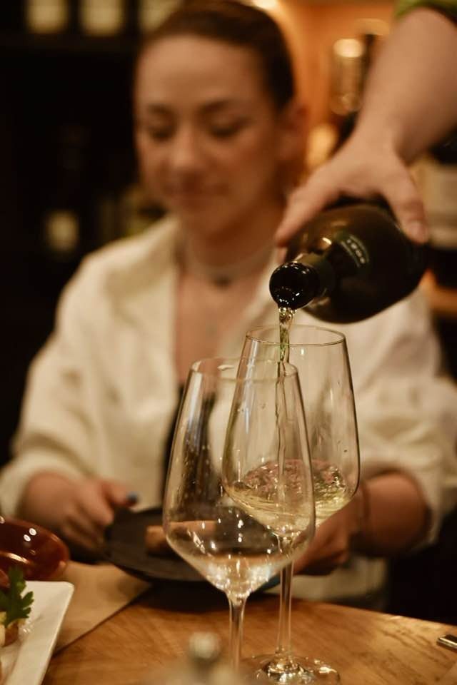 Kieliszek wina przy kolacji Bistro Bravo